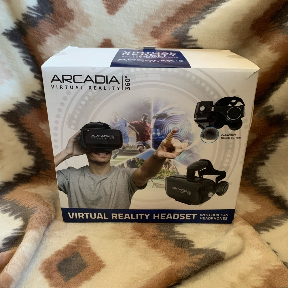 Arcadia Virtual Reality Headset w built in headphones
